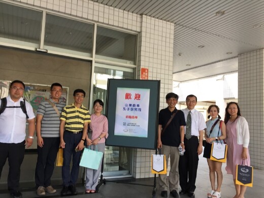 2017李紀祥教授(右四)率領山東曲阜孔子研究院學者蒞校訪問，由當時本校余元傑國際長(右三)代表本校致贈禮品