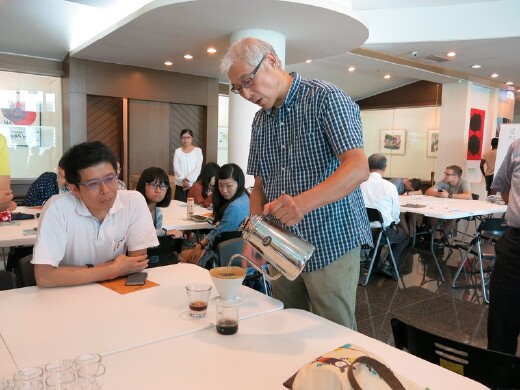 2018第五屆風乎舞雩儒學藝文週第一場「遊藝Coffee: 仁者與智者的交融」，黃冠華老師(站立者)現場解說精品咖啡及沖泡技巧