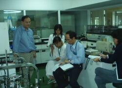 Professor Cheng Ching-Ling (third from right) works with a Supercritical Fluid Extraction instrument (SFE)