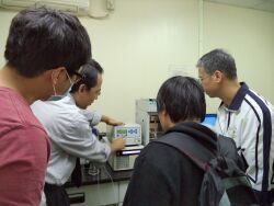 Professor Tang Tzu-chiang (right) works with a gel chromatography analyzer