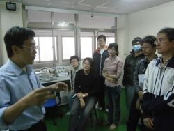 Professor Lin Chang-Tai with students in the scanning electron microscopy class