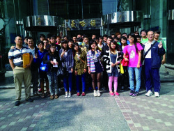 Teacher leading students to visit Kaohsiung City Information Service Application Association