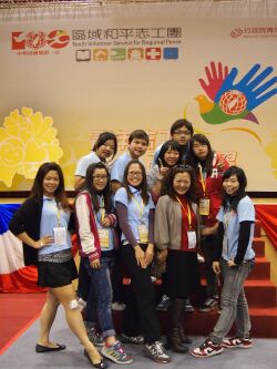 Professor Lee Li-Yun  with a group of student volunteers participating in a  youth volunteer competition