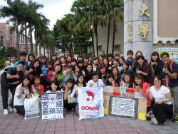 Professor Chung Wen-Jun with prizewinning students in the National Case Design Competition