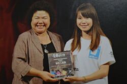 CNU student Lin Wei-Ling pictured with Kaohsiung Mayor Chen Ju after winning the People's Choice Award at the city's Youth Design Competion
