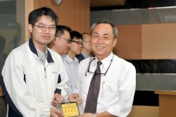 Award for outstanding contribution to the Science Park Personnel Training Project (Chair Su Chih-Yuan, left)