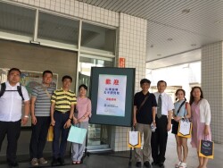 2017 Professor Ji-Xiang, Li from Fo Guang University (fourth from right) led a delegation of scholars from Confucius Institute at Qufu, Shandong Province visiting Chia Nan University of Pharmacy ＆ Science. International Director Yuan-Jie, Yu (third from right) presented gifts on behalf of our school.