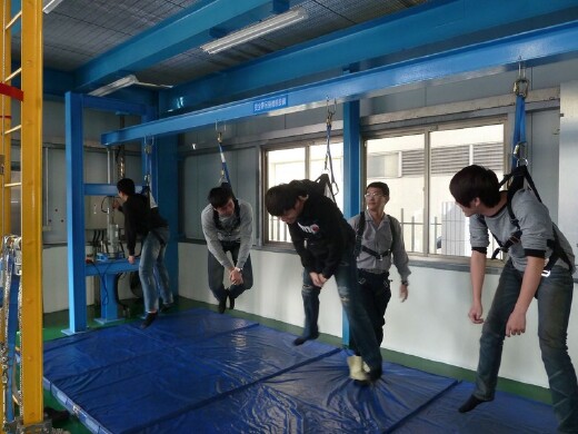 校外參訪中國鋼鐵公司工安體感中心進行高架作業體驗