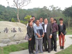 Dean Wu Sen-Chi leads guests from Leshan Normal University on a visit to an industry-academic cooperation project at Gui-Dan Hot Spring District